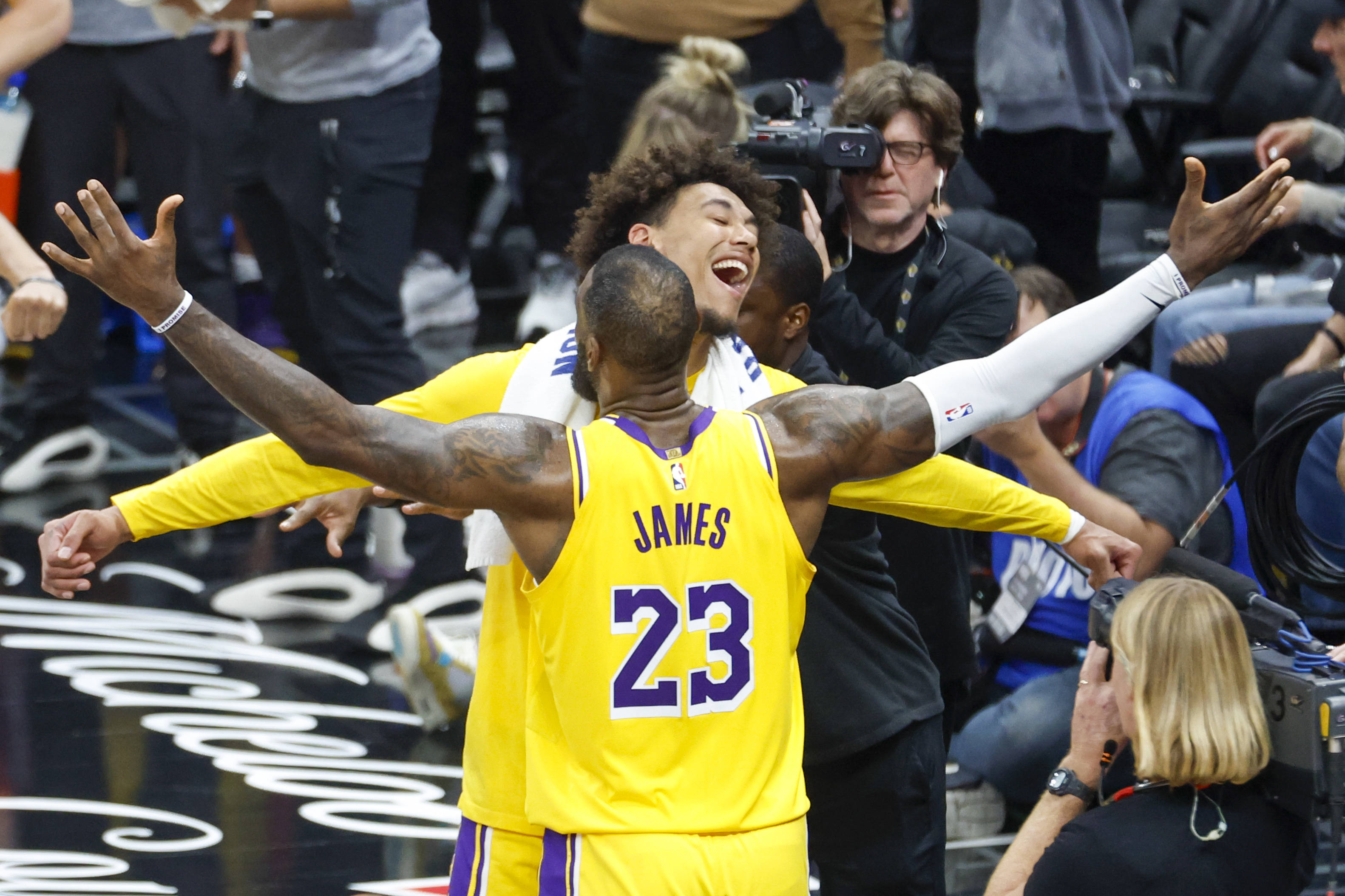 NBA球员在比赛中面对老队友，展现出色表现