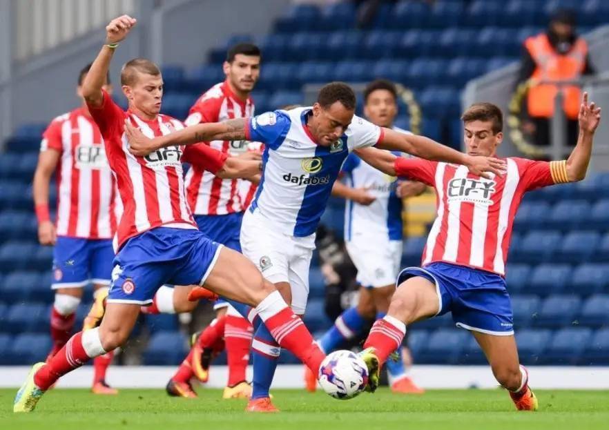 场上对决：两支球队交锋惊现激烈拼抢