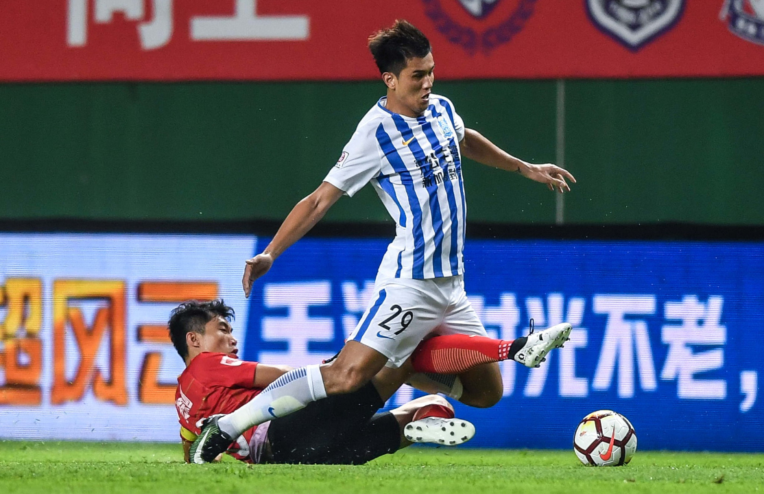 关于广州富力球员努力抵挡广州恒大攻势的信息 关于广州富力球员努力抵挡广州恒大攻势的信息