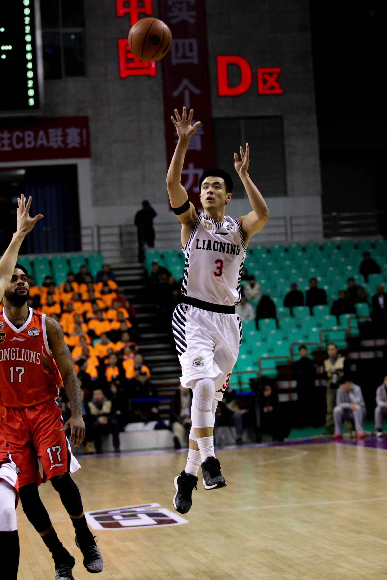 包含江苏男篮新援表现出色，助球队完成大逆转的词条