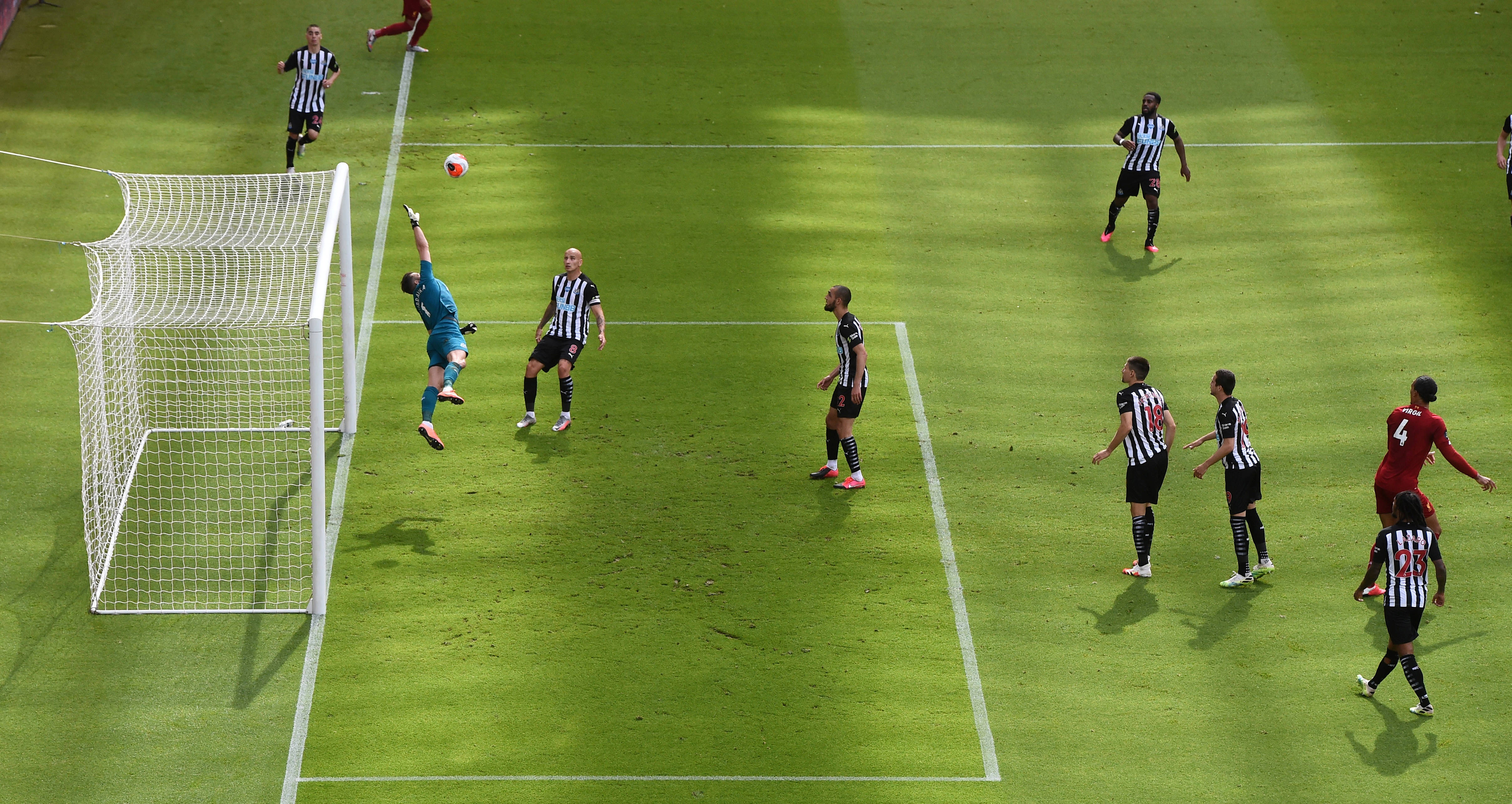 激烈比赛中一次精彩绝伦的进球风采的简单介绍