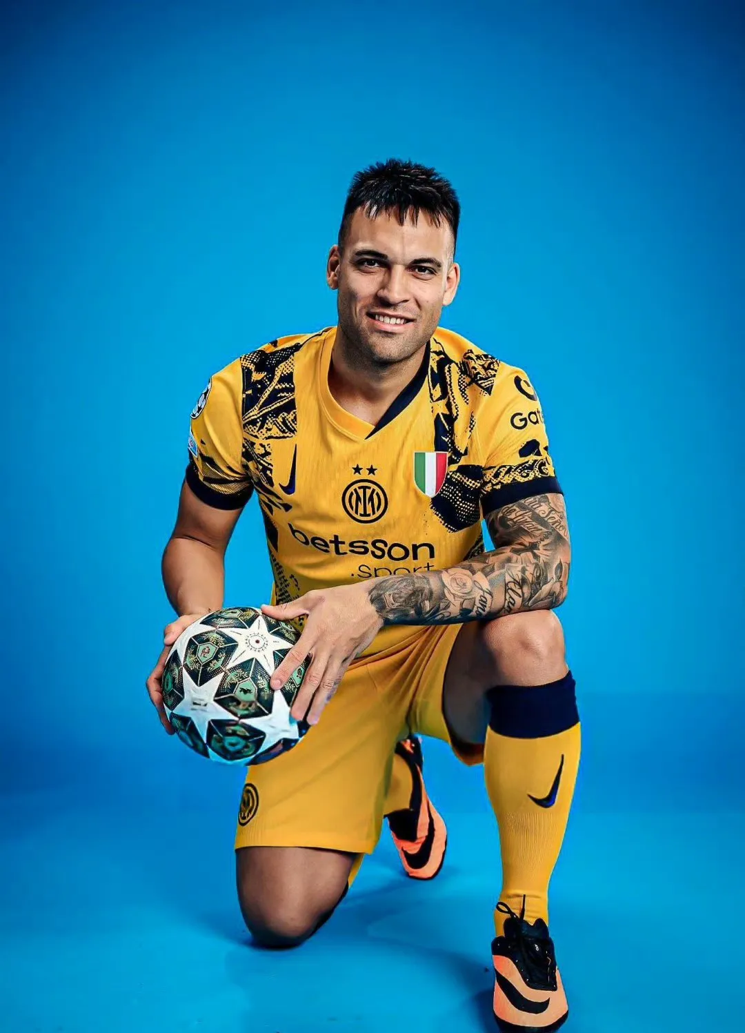 国际米兰前锋技术纯熟，成为绝杀利器