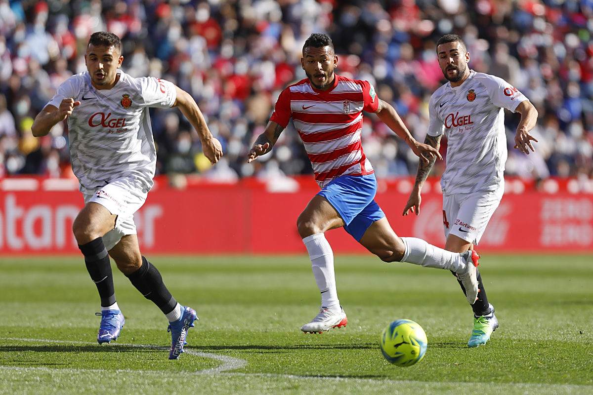 格拉纳达门将神勇扑救，帮助球队守住胜利