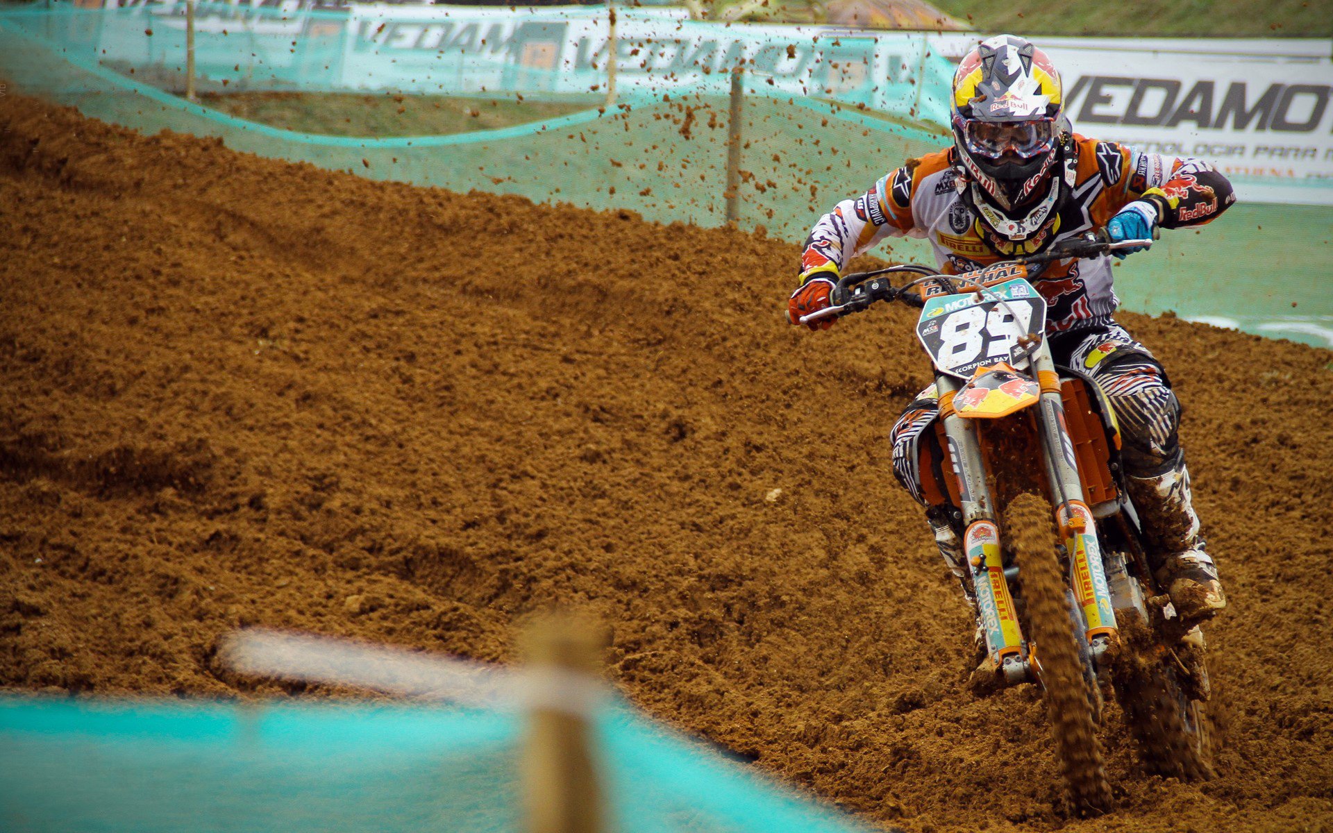 首先，扩展思维，构思一个能将两者巧妙融合且富有吸引力的标题